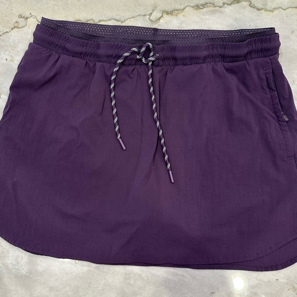 Woven Trek Skort in Plum Night